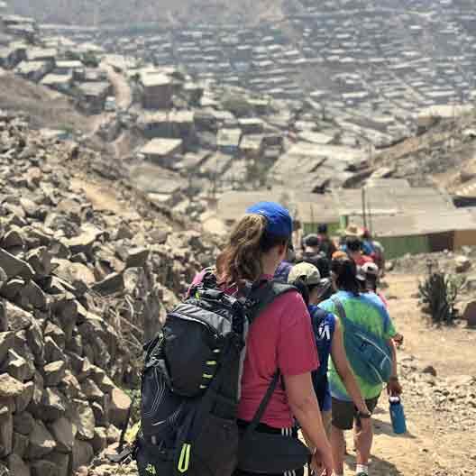 学生们下山来到难民营